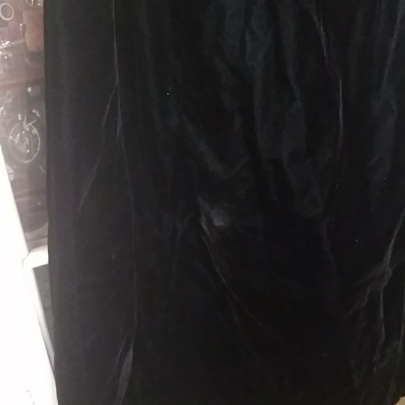 Black velvet gown - Picture 3 of 4
